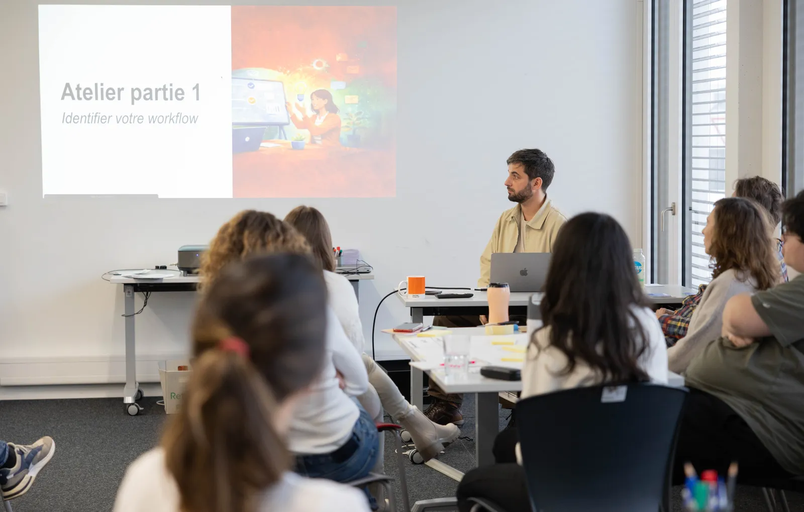 Diapositive « Atelier partie 1 : identifier votre workflow » devant les participants du bootcamp n8n 2026