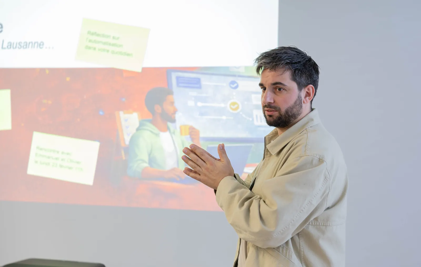 Emmanuel Bernard applaudit les participants lors de la clôture d'une session du bootcamp n8n 2026