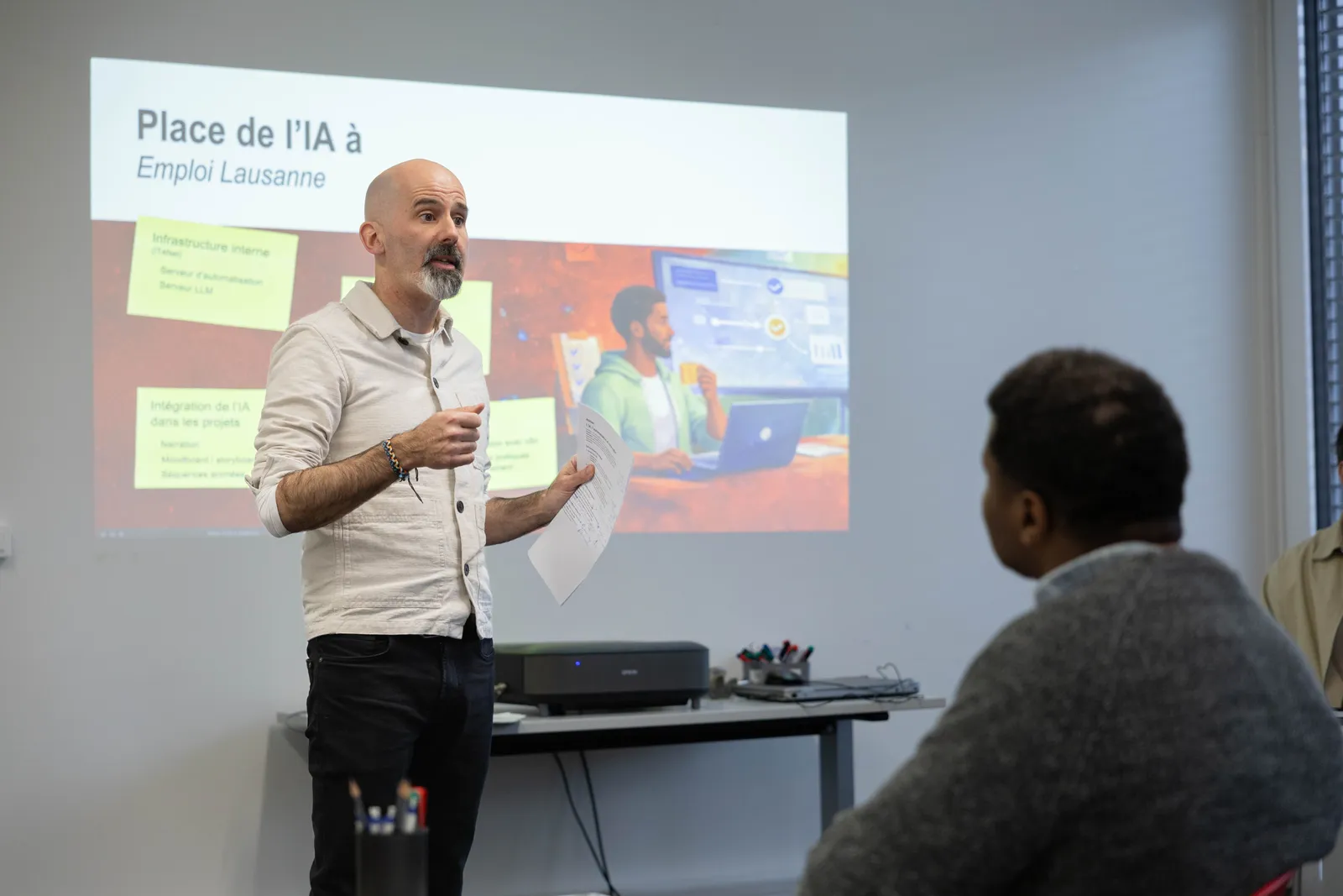 Ouverture d'une session du bootcamp n8n 2026 à Emploi Lausanne, la salle au complet face à la première diapositive